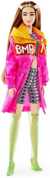 Barbie® BMR1959™ Doll > varianta BARBIE V RUŽOVEM KABATKU