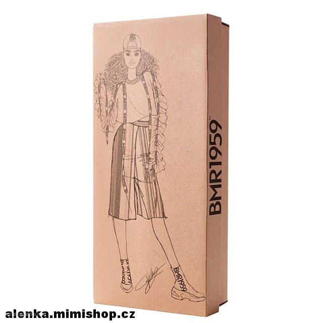 Barbie® BMR1959™ Doll > varianta BARBIE V PONOŽKOVÝCH TENISKÁCH