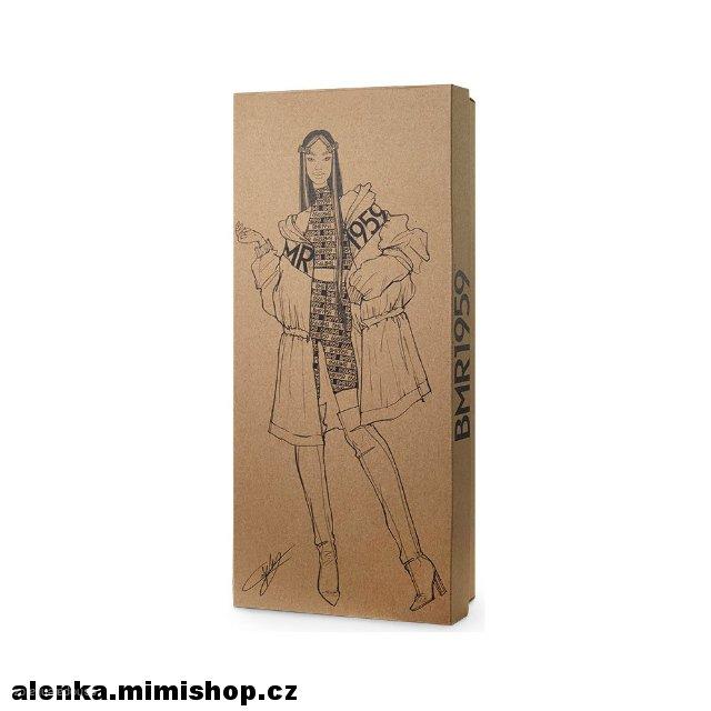 Barbie® BMR1959™ Doll > varianta BARBIE V RUŽOVEM KABATKU