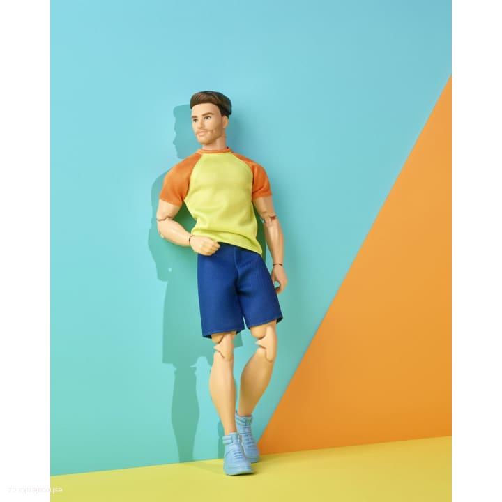 The Barbie Looks™ Ken® Doll > varianta Brown Hair, Color Block Tee & Blue Shorts